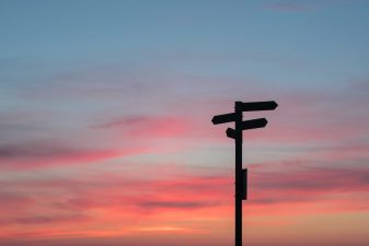 Auringonlaskussa tiekyltti, joka soittaa moneen eri suuntaan.