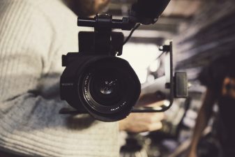 Videokamaera osoittaa kohti