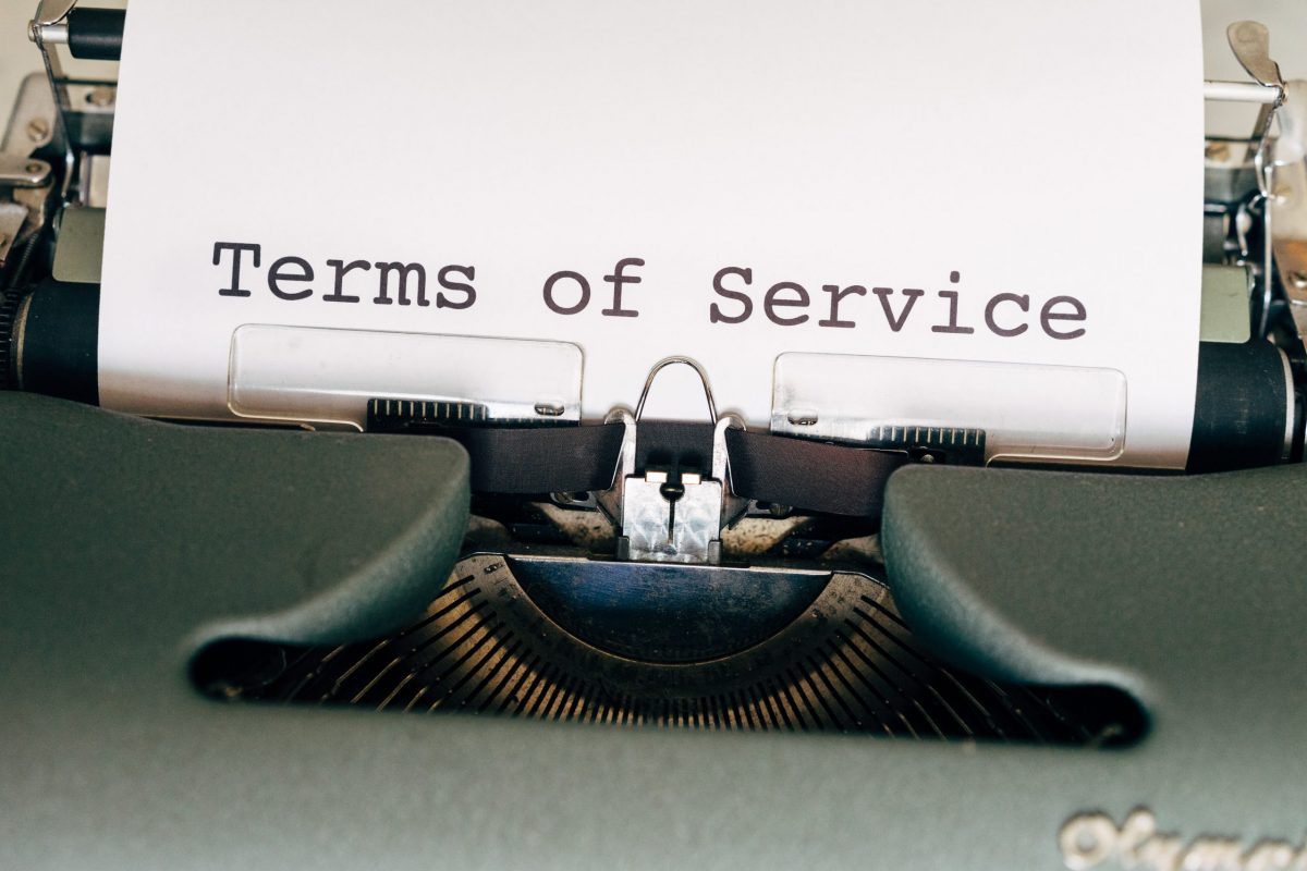 Kirjoituskonen, jonka paperille on kirjoitettu Terms of service
