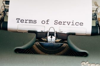 Kirjoituskonen, jonka paperille on kirjoitettu Terms of service