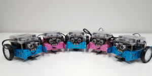 minirobottiautoja vierekkäin pöydällä.