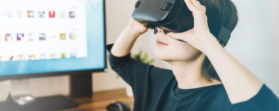 Ihminen pitälee virtuaalitodellisuuden laseja päässä ja katsoo ylöspäin.