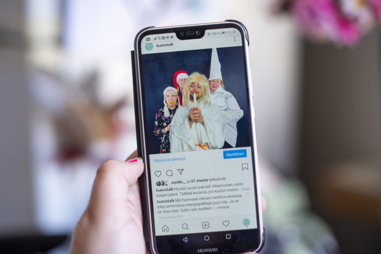Puhelinta pidetään kädessä ja siinä auki Buenotalkin Instagram-postaus